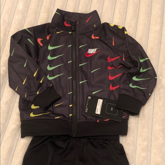 ✔️Nike Kids Black Tracksuit Style 
    Vibrant Swooshes NWT - Picture 2 of 7